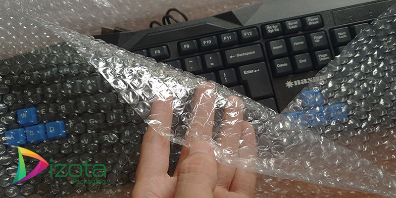 Có những tiếng nổ lách tách phát ra khi bóp vào hạt xốp