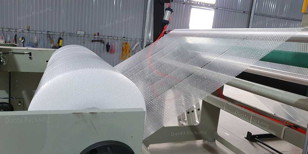 Cuộn xốp hơi được chia thành khổ nhỏ, trước khi làm túi Cuộn xốp hơi được chia thành khổ nhỏ, trước khi làm túi