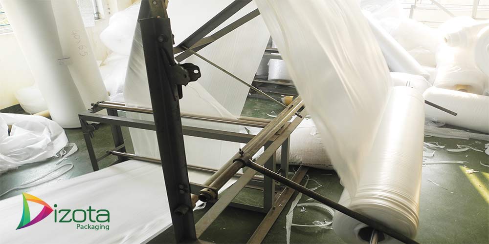 Đưa cuộn xốp lên giàn máy dán túi